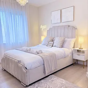 https://apt-lux-stays-luxury-with-jacuzzi-in-leeds-city-centre.yorkshirehotels.net